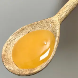 puulusikka jossa on hunajaa, suomalainen biodynaaminen hunaja, puhdas hunaja