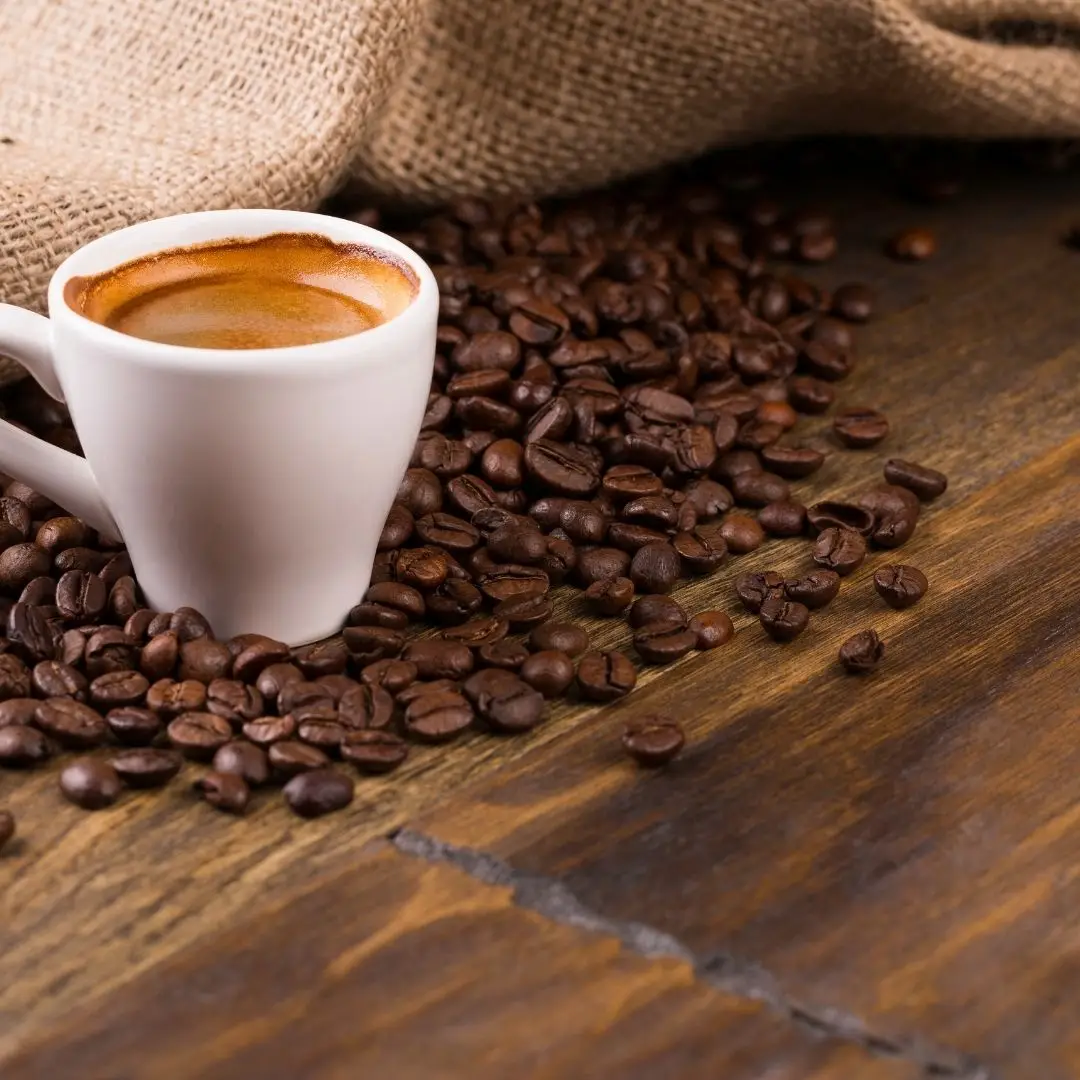 espressokuppi, espressokahvi, espresso, kahvipavut, juuttisäkki, kahvipapuja pöydällä