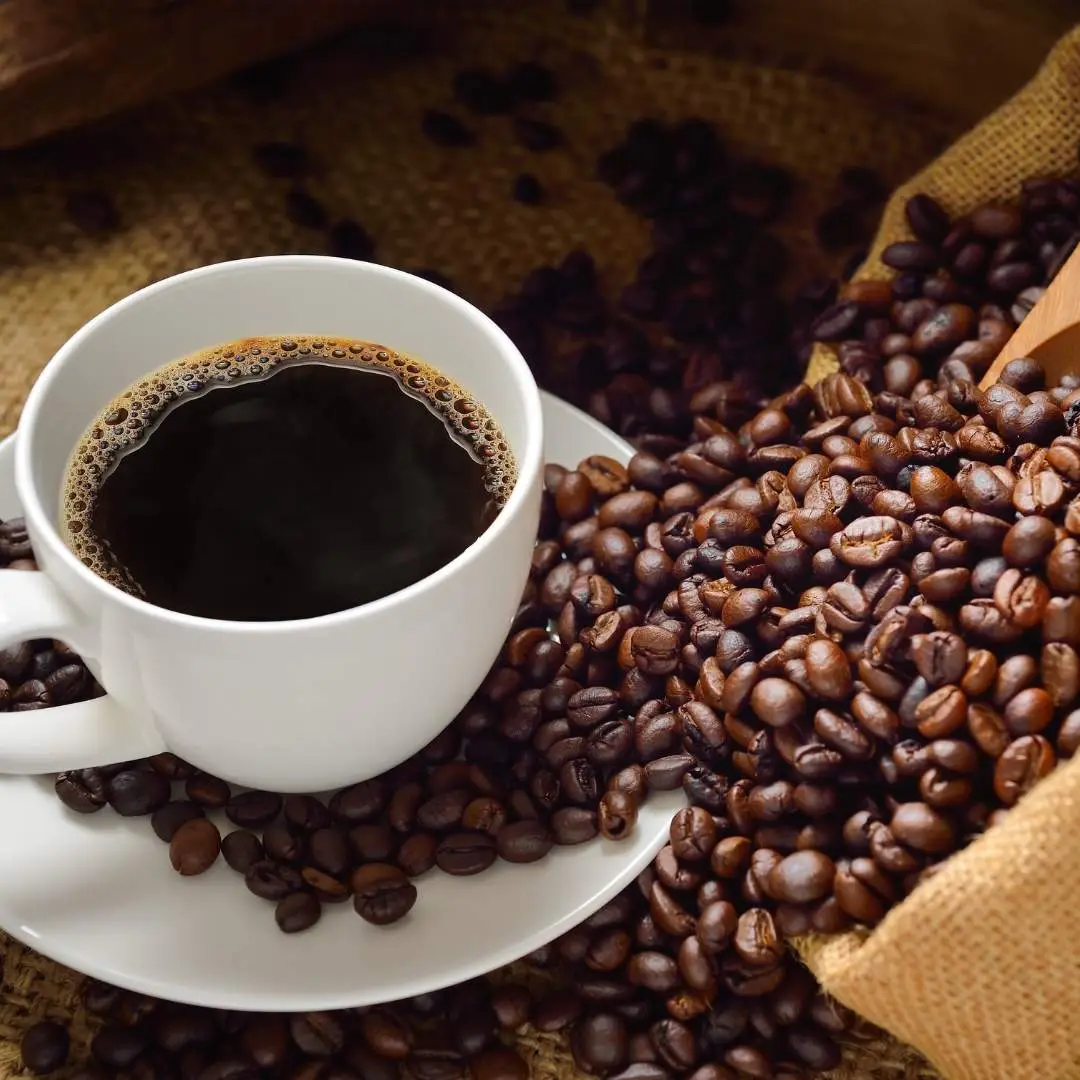 kahvipapuja pöydällä, kahvikuppi, mustaa kahvia kupissa, juuttisäkki