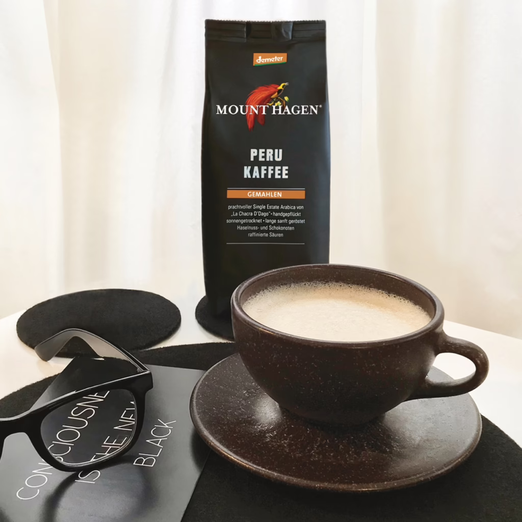 Demeter kahvipaketti ja kahvikuppi pöydällä