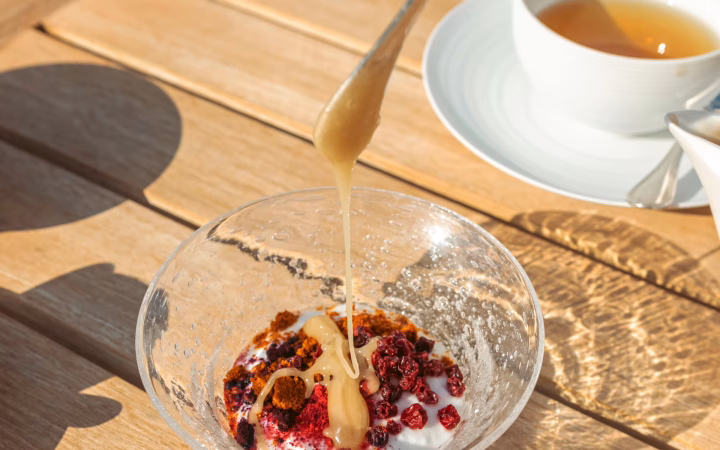 BLOGI-5-hunajankäyttövinkki-hunaja-jogurtti